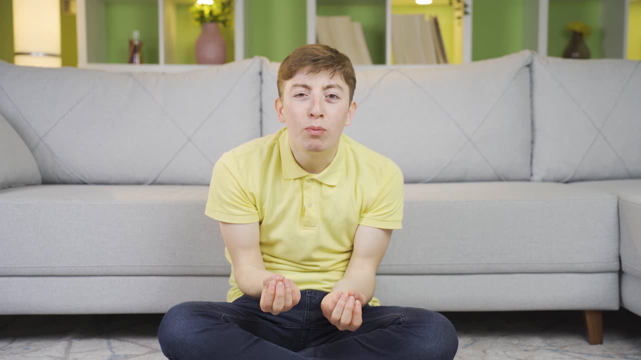 젊은이가 카메라에 비난과 분노로 말하고 있습니다.