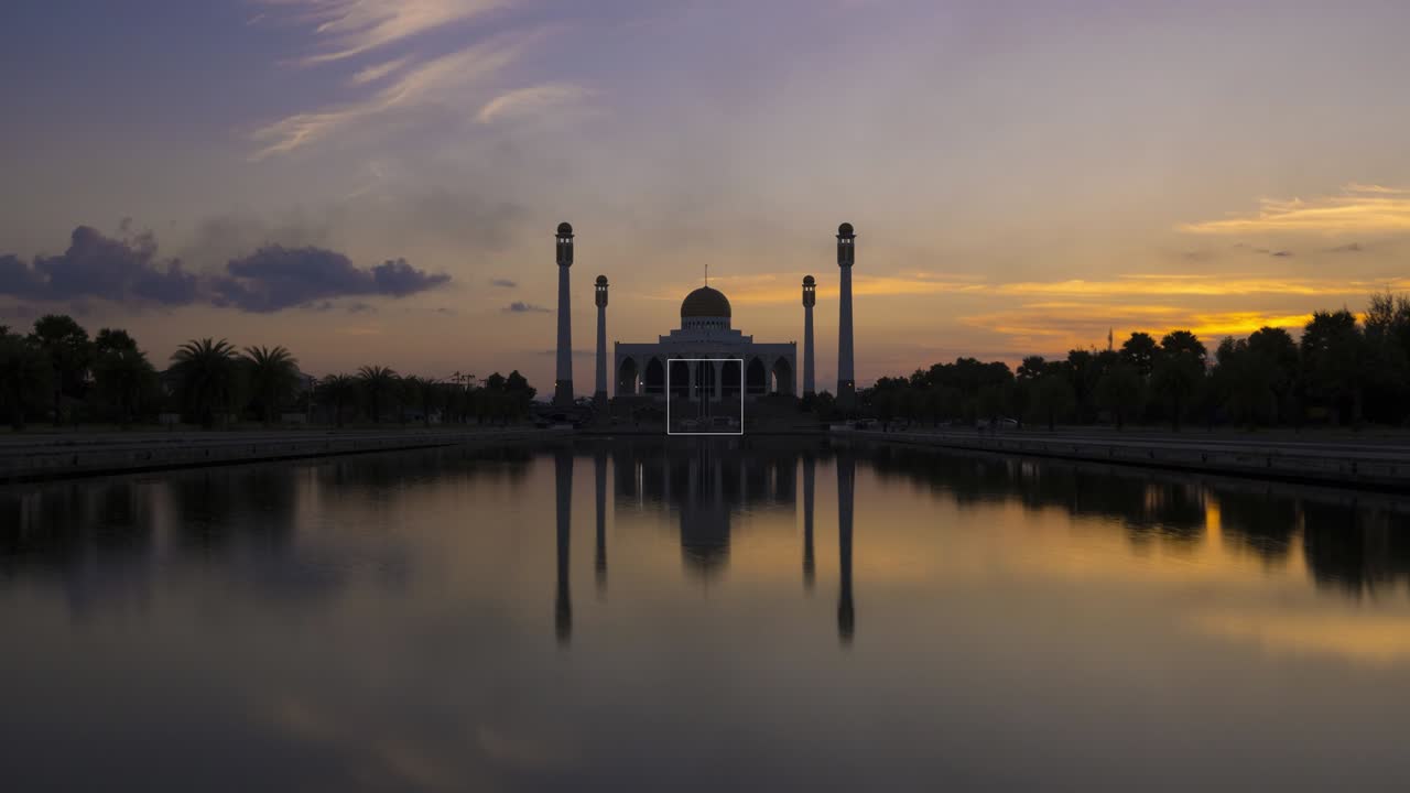 vista de día a noche de la mezquita central de songkhla al atardecer en songkhla, tailandia