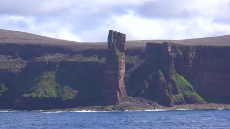 英國奧克尼群島 (orkney islands) 的霍伊岩層 (hoy rock formation) 的老人