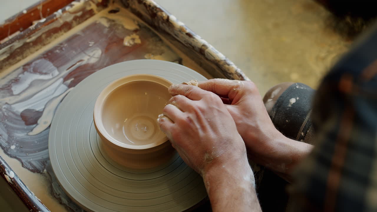 도자기 예술가 가 바 에 그 을 형성 하고 있다