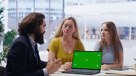 recibir el plan financiero de la familia de un asesor financiero utilizando una computadora portátil de pantalla verde
