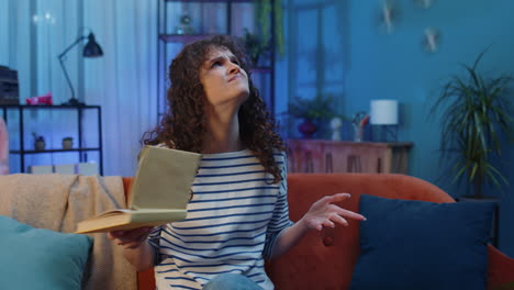 trabajo de reparación en los vecinos concepto, mujer irritada en casa cubrir las orejas con almohadas molestado por el ruido