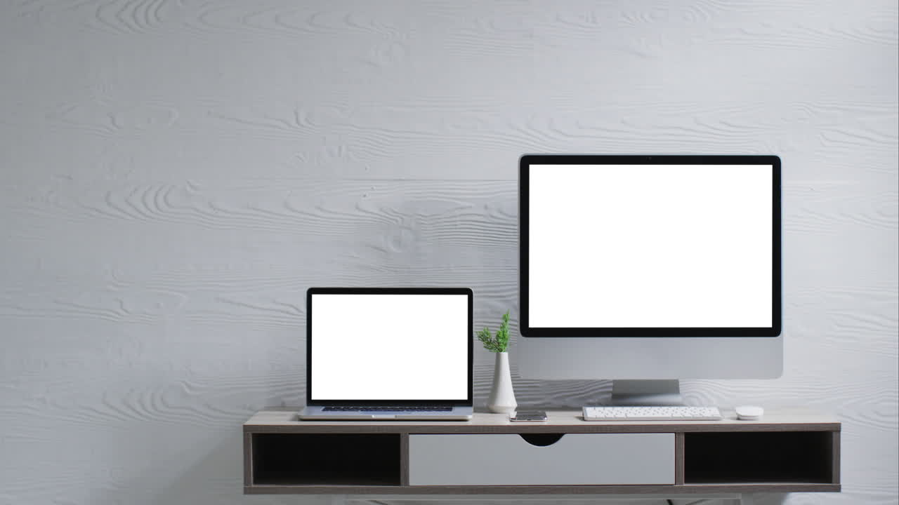 책상 위에 있는 컴퓨터 모니터와 노트북, 화면에 복사 공간, 슬로우 모션