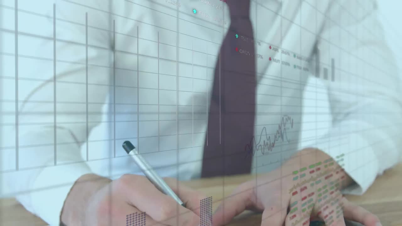 animación del procesamiento de datos financieros sobre la escritura del empresario caucásico.