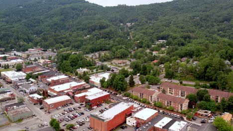 retirada aérea sobre la ciudad de boone nc, carolina del norte