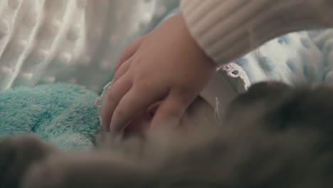 una niña acaricia la cara de un hermano recién nacido durmiendo de cerca