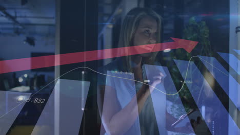animación del procesamiento de datos financieros sobre una mujer de negocios caucásica