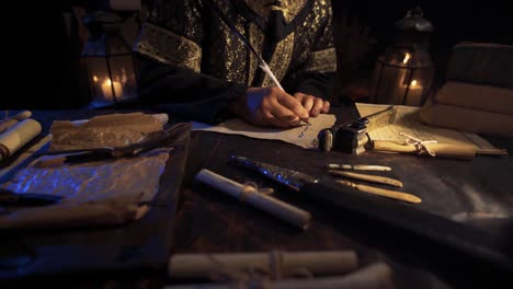 escena de escritura de cartas en el período histórico cinematográfico.