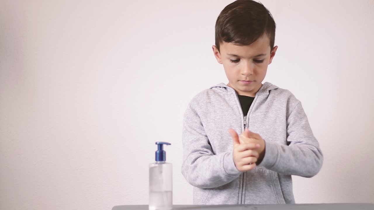 알코올 액체 기반 손 문지름 covid-19 예방 바이러스로 손을 소독하는 어린이 - 격리