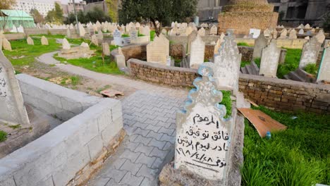 un cementerio árabe, iraquí y kurdo en el viejo par de erbil