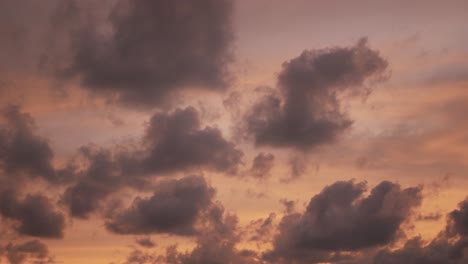 hermosa vista de la puesta de sol sobre la bahía del mar de la isla de phuket con un cielo cálido de vainilla nublado en las vacaciones de verano durante el día