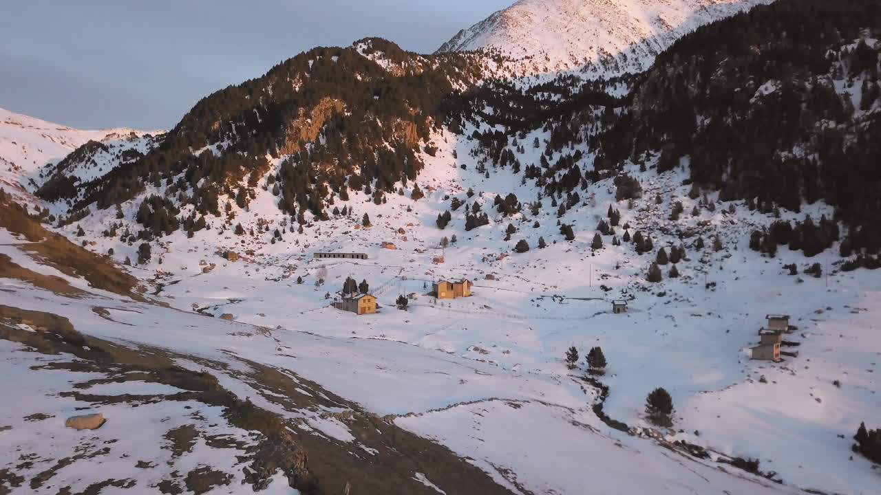 오늘의 마지막 불빛과 함께 안도라의 눈 덮인 코탈 마을을 순조롭게 여행하는 드론