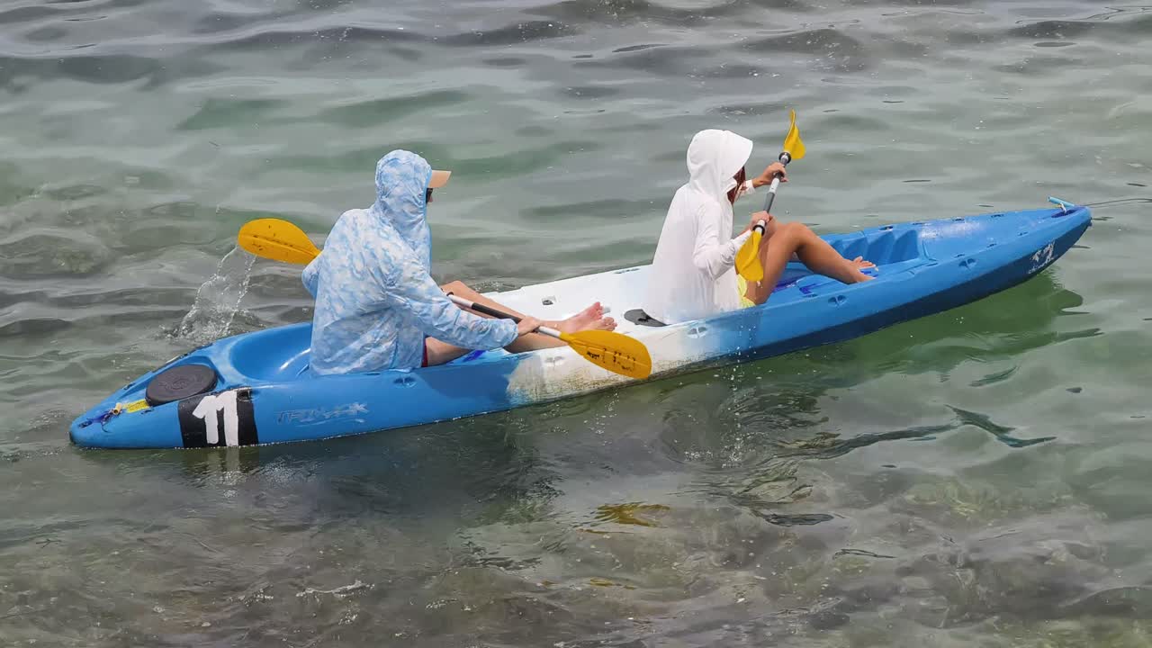 Coppia in kayak in acque calme
