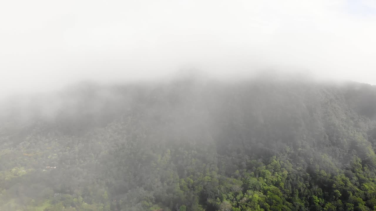 낮은 수분 구름, 공중 돌리 아웃 샷 발레 드 안톤 중앙 파나마에있는 멸종 화산의 분화구 벽