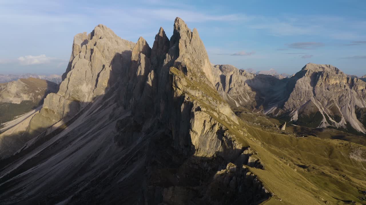 drone orbita sobre la montaña seceda en dolomitas italianas en un hermoso día