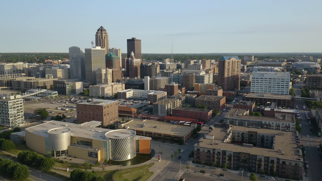 Kranbilde fra luften over Des Moines, Iowa, på en sommerdag