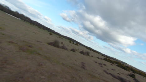 vuelo rápido aéreo de drones fpv sobre el espacio abierto de la campiña inglesa en un día soleado