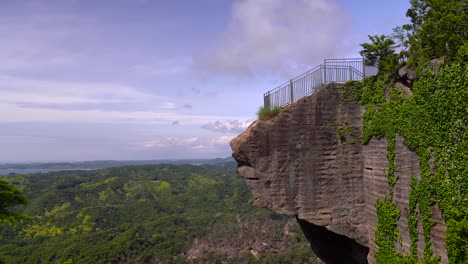 punto de vista de la plataforma de observación con una vista del infierno y montañas verdes del monte nokogiriyama en un hermoso día en honshu, japón - tiro estático