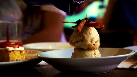 Vertiendo-Jarabe-De-Agave-Sobre-Un-Helado-De-Tequila-En-Cámara-Lenta