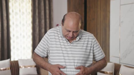 Fetter-Indischer-Alter-Mann,-Der-An-Fettleibigkeit-Und-Magenschmerzen-Leidet