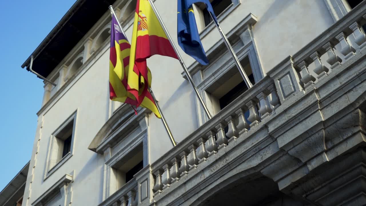 Bandiere di Spagna e dell'UE su un edificio