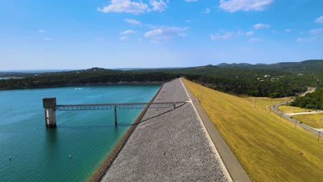 Video-De-Drones-De-La-Represa-En-El-Cañón-Del-Lago-Texas