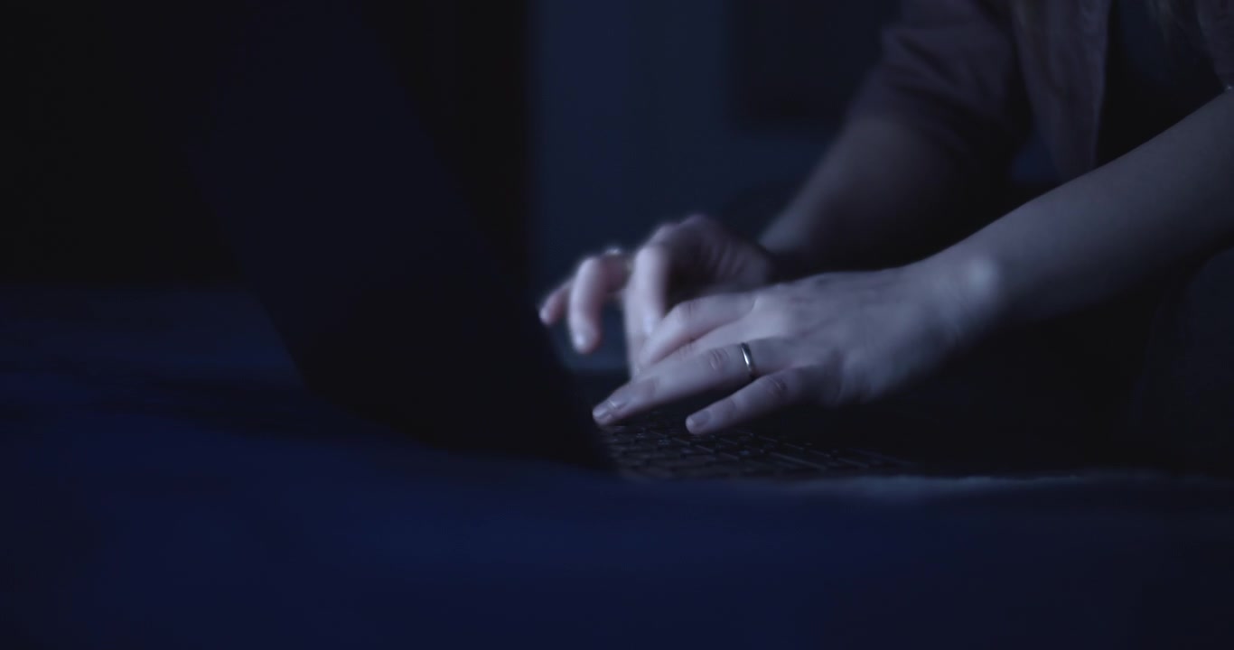 Mani della donna che digitano sulla tastiera del computer portatile