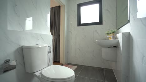 diseño interior de baño moderno y simple de azulejos blancos, sin gente