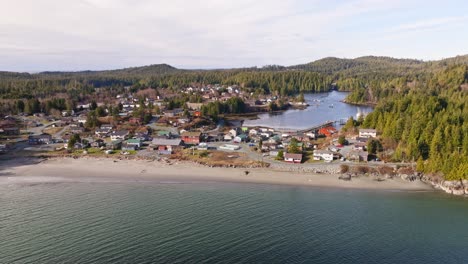 Aldea-Y-Comunidad-De-Las-Primeras-Naciones-Costeras-En-La-Costa-Oeste-De-British-Columbia,-Canadá