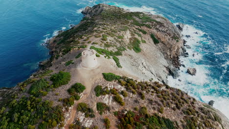 Kap-Malfanato,-Das-Erbe-Von-Oben:-Der-Malfanato-Turm-Am-Kap-Malfanato-In-Luftbildern-Auf-Sardinien