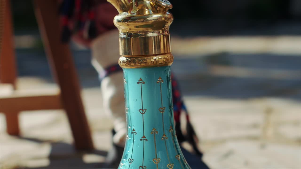 detalle de cachimba chapada en oro. burbujeante de jugo de narguile