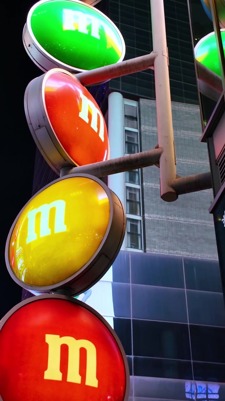 Nova York, EUA, 25 de dezembro de 2025: Luzes coloridas e vibrantes em Nova York chamam a atenção à noite. Luzes festivas iluminam um edifício de Nova York à noite