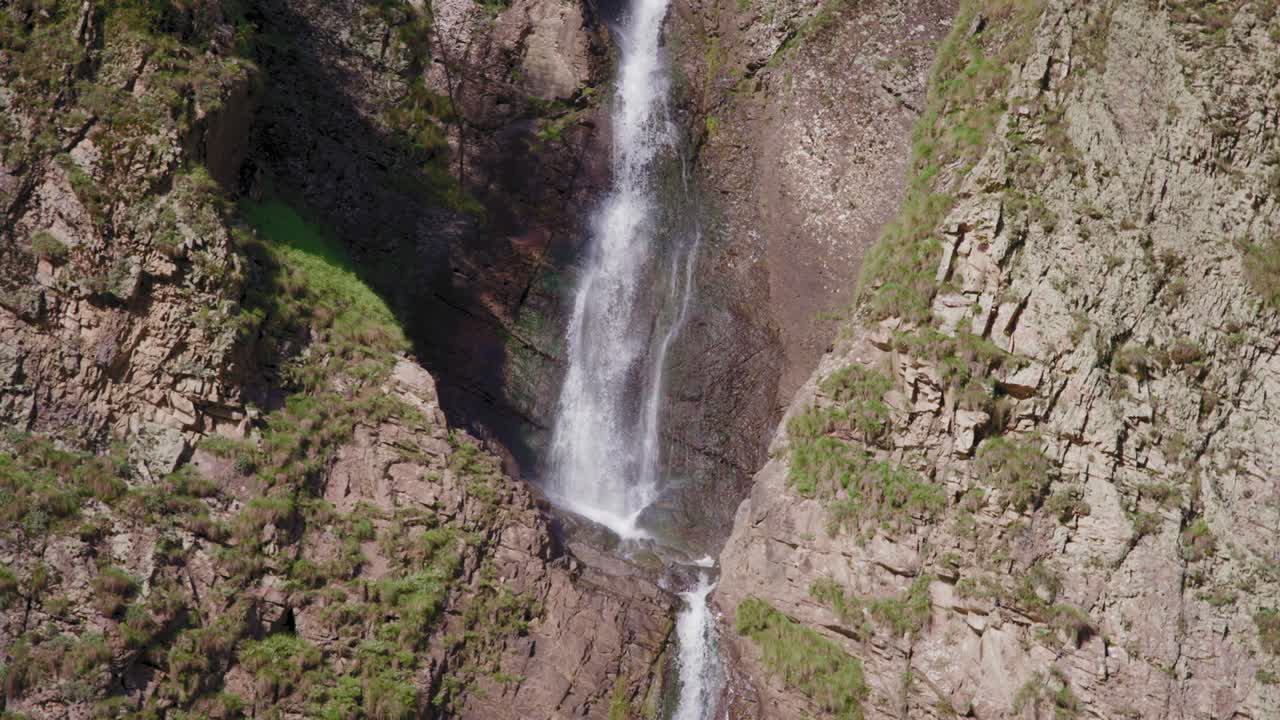 cascada entre las rocas de la montaña