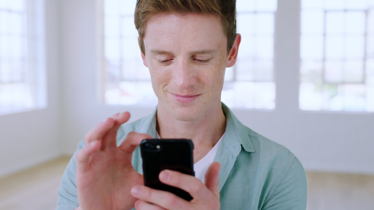 스마트폰을 가진 남자가 소셜 미디어를 스크롤합니다.