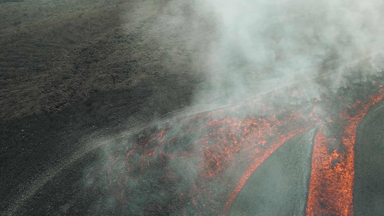 humo proveniente de los flujos de lava del volcán pacaya en guatemala - antena de drones