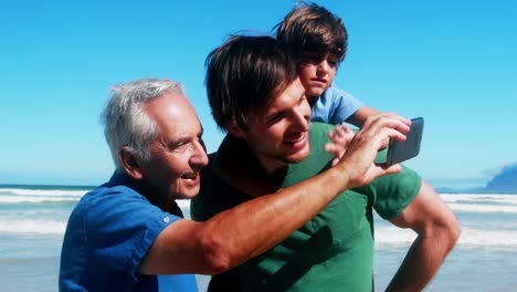 animación de textos de 6g sobre una feliz familia biracial tomando fotos en la playa