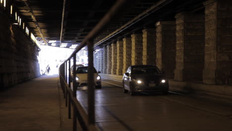 Timelapse-De-Autos-Conduciendo-A-Través-De-Un-Paso-Subterráneo