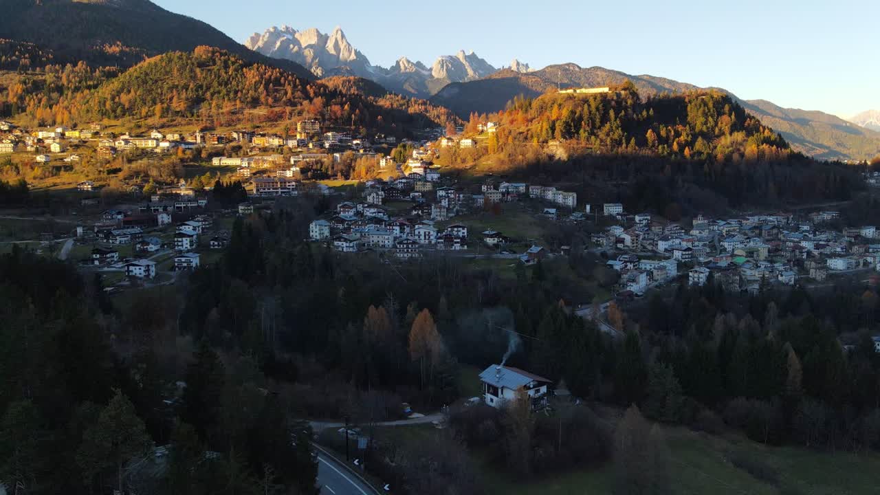 increíble vista de una ciudad rodeada de montañas y bosques