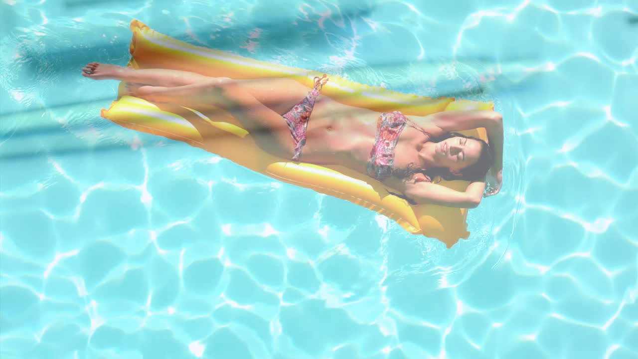 animación de una calculadora y un cuaderno girando sobre una mujer caucásica en una piscina