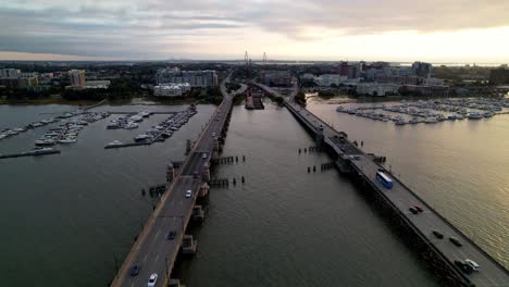 Retirada-Aérea-Del-Tráfico-Durante-El-Viaje-Matutino-En-El-Puente-Del-Río-Ashley-En-Charleston-Sc,-Carolina-Del-Sur