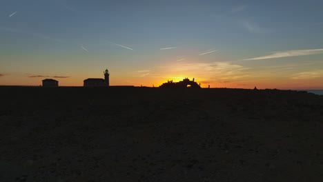 Luftflug-über-Dunkle-Klippen-Von-Menorca-Spanien-Zum-Leuchtturm-Punta-Nati