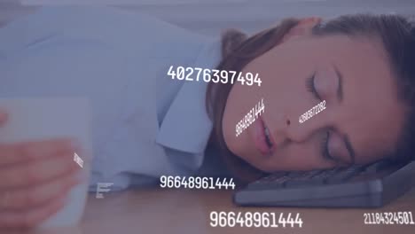 animación de números cambiantes sobre mujer caucásica sosteniendo una taza durmiendo en un teclado