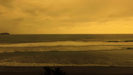 Drohnenschuss-Von-Palmen-Zu-Einem-Sonnenuntergang-Am-Strand