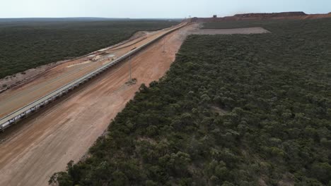 vuelo de drones sobre toda la longitud de la cinta transportadora de mineral de níquel de una mina