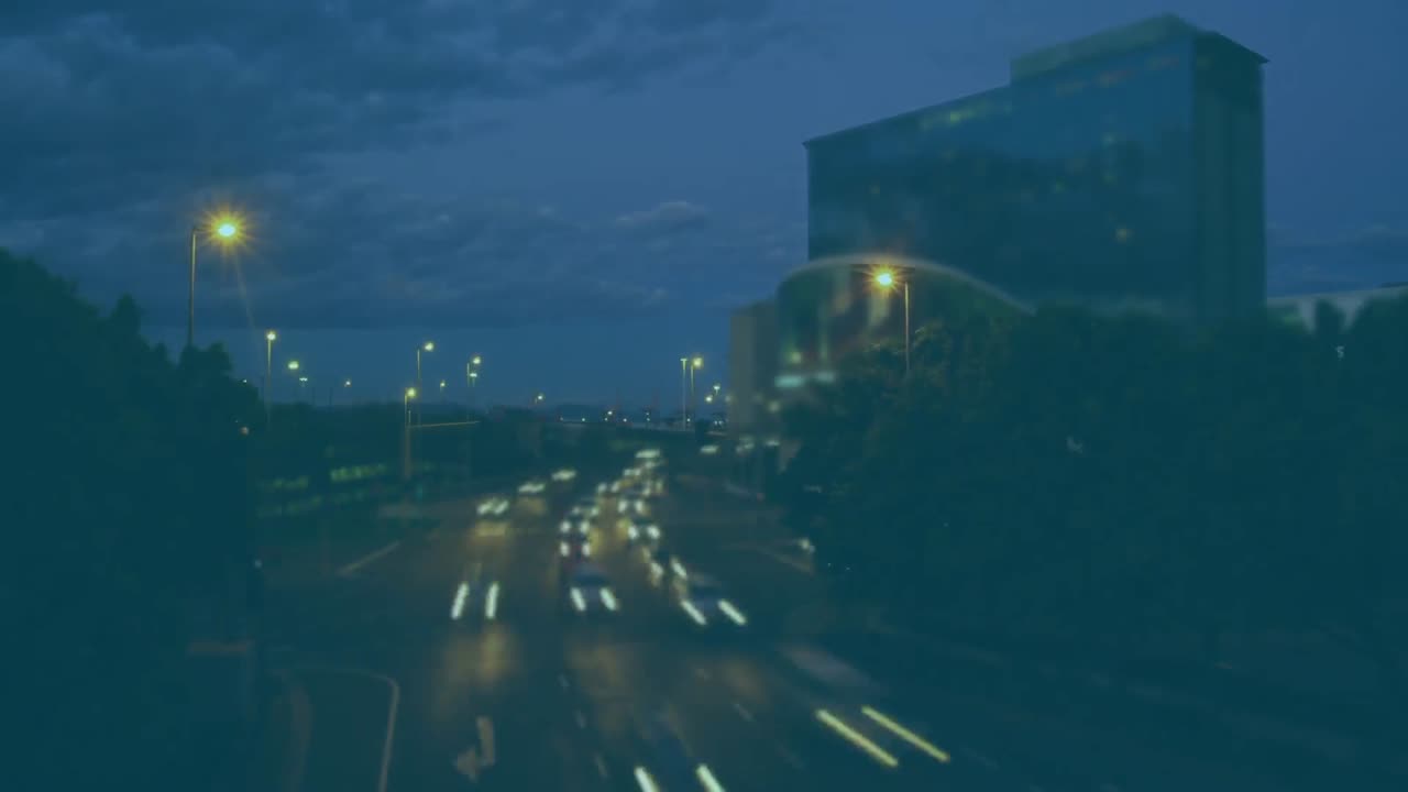 백그라운드의 야간 도시 교통에 대한 통계 및 금융 데이터 처리