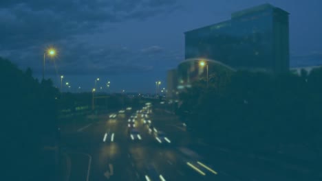 procesamiento de datos estadísticos y financieros en comparación con el tráfico nocturno de la ciudad en segundo plano