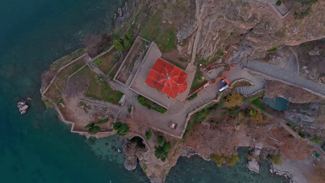 Ripresa drone della Chiesa di San Giovanni Teologo, Ocrida, Macedonia del Nord