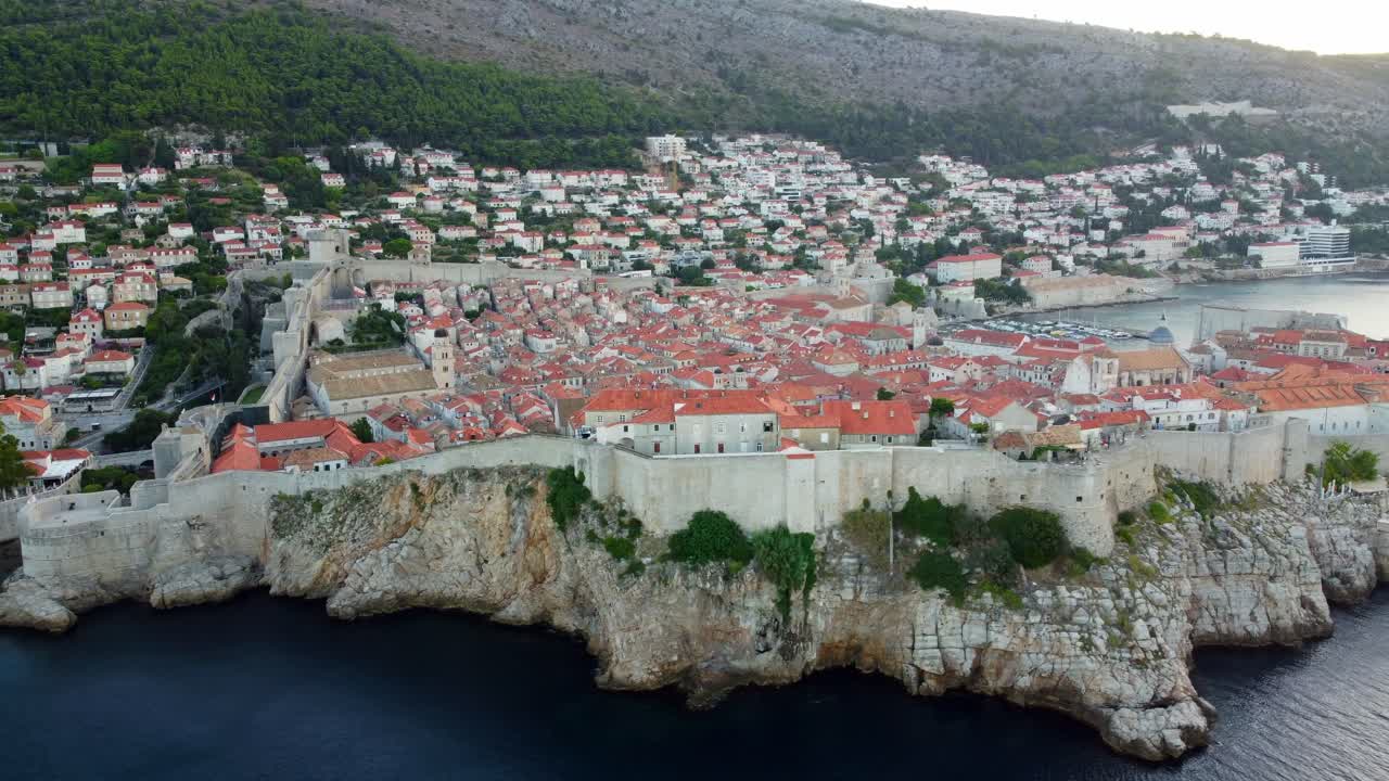 Staré Město Dubrovník a okolí při západu slunce letecky