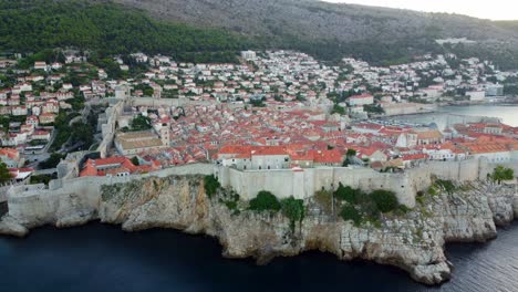 el casco antiguo de dubrovnik y sus alrededores al atardecer