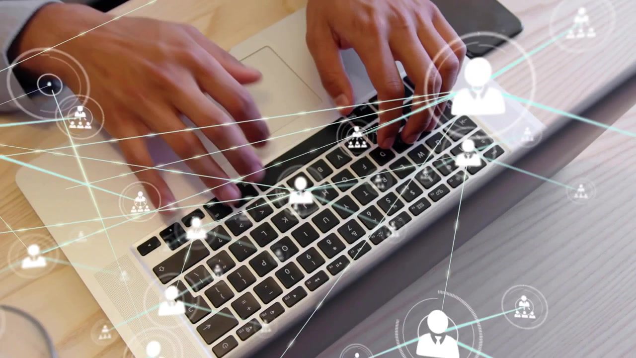 Mani che digitano su un laptop, facendo apparire icone utente, con linee di collegamento che pulsano, mostrando l'attività di rete.